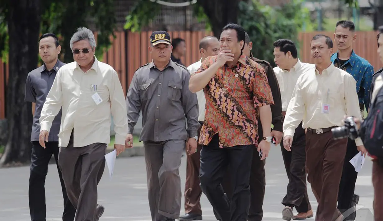 Menteri Perdagangan RI Rahmat Gobel saat berjalan menuju Gudang Bulog, Jakarta, Senin (15/12/2014). (Liputan6.com/Faizal Fanani)