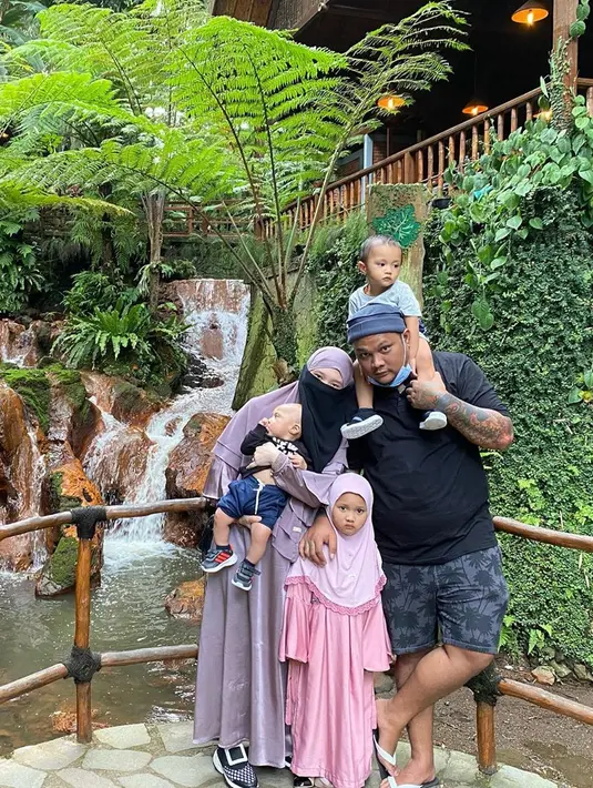 <p>Potret kebersamaan Virgoun dan istri asuh buah hati (Sumber: Instagram/virgoun_)</p>