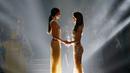 Miss Prancis, Iris Mittenaere (kanan) dan Miss Haiti, Raquel Pelissier menunggu hasil pengumuman final Miss Universe 2016 di Manila, Filipina, Senin (30/1). Miss France Iris Mittenaere dinobatkan menjadi Miss Universe 2016. (AP Photo/Bullit Marquez)
