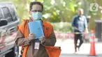 Tersangka mantan Kadis PUPR Kabupaten Mojokerto, Zaenal Abidin tiba untuk menjalani pemeriksaan di Gedung KPK, Jakarta, Selasa (7/4/2020). Zaenal Abidin diperiksa sebagai tersangka dalam kasus gratifikasi dari rekanan pelaksana proyek-proyek di lingkungan Pemkab Mojokerto. (merdeka.com/Dwi Narwoko)
