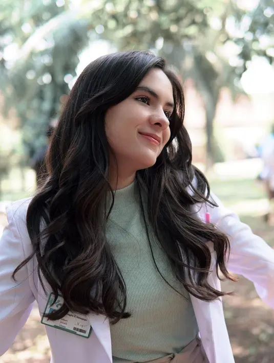 Steffi Zamora berperan menjadi Dokter Nagita, seorang dokter cantik yang menjadi relawan di Marimba, sebuah pulau berkonflik. (FOTO: instagram.com/steffizamoraaa/)