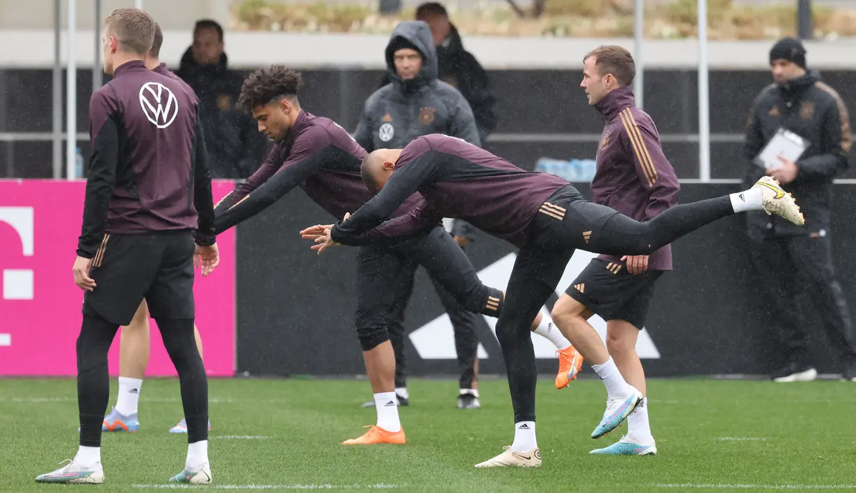 Bek Mario Goetze (kanan) menghadiri sesi latihan tim nasional (timnas) Jerman menjelang FIFA MatchDay 2023 melawan Peru, di Frankfurt am Main, Jumat (24/3/2023). (Photo by Daniel ROLAND / AFP)