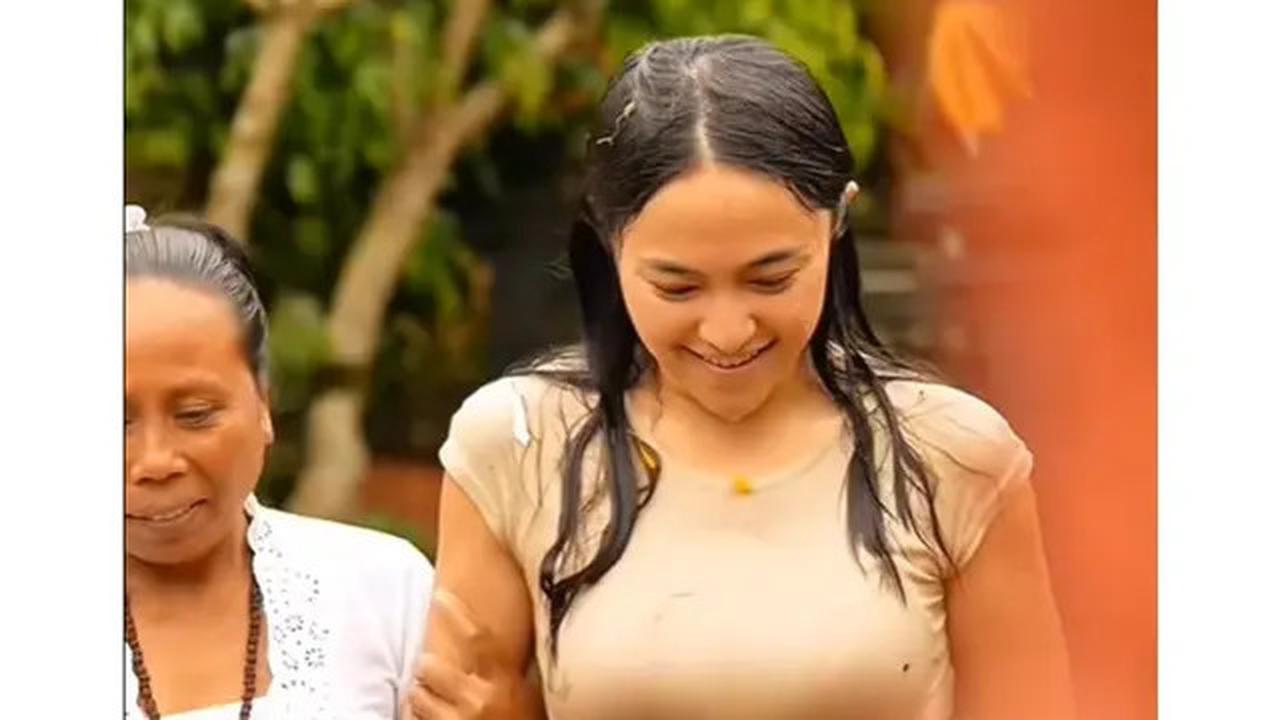 5 Potret Marshanda Melukat di Bali, Khusyuk Pejamkan Mata di Bawah Air Mengalir