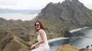 Pemain film Sri Asih ini terlihat begitu ceria menyaksikan keindahan pemandangan di Pulau Padar. Dari atas ia bisa melihat laut dan gunung sekaligus. Keindahan alam ini membuat Pevita Pearce merasa terkesan. (Liputan6.com/IG/@pevpearce)