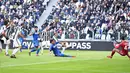 Pemain Juventus Alex Sandro mencetak gol pertama untuk timnya saat melawan Sassuolo dalam pertandingan Liga Italia Serie A di Stadion Allianz di Turin, Italia (4/2). (Alessandro Di Marco / ANSA via AP)