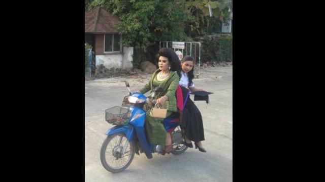 Dahsyatnya Dandanan Emak Emak Naik Motor Ala Ibu Pejabat