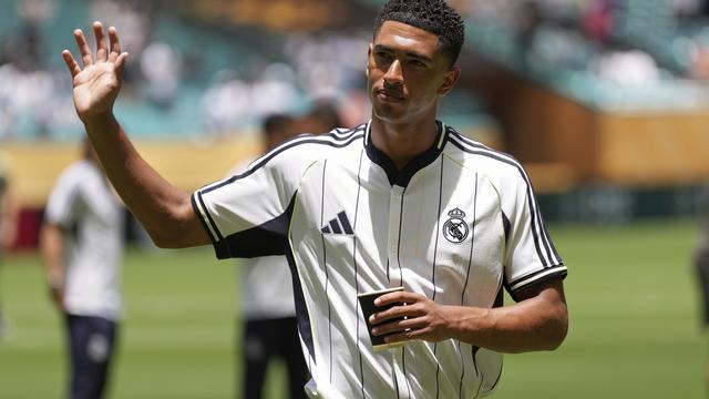 Jude Bellingham sapa penggemar Real Madrid jelang laga lawan Al Hilal di Piala Dunia Antarklub 2025 di Miami Gardens, Florida, Amerika Serikat, Kamis (19/06/2025). (AP Photo/Rebecca Blackwell)