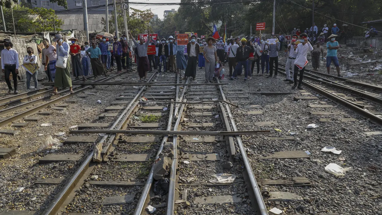 Protes Kudeta Militer, Demonstran Myanmar Tutup Jalur Kereta Api
