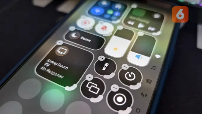 <p>Shortcut di Control Center di iOS 18 kini dapat ditambahkan atau diatur ukurannya. (Liputan6.com/ Yuslianson)</p>