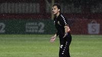 Pelatih Bhayangkara FC, Paul Munster, memperhatikan pemainnya saat melawan Persija Jakarta pada laga Shopee Liga 1 di Stadion PTIK, Senayan, Jakarta, Rabu (4/12). Bhayangkara menang 3-0 atas Persija. (Bola.com/Yoppy Renato)