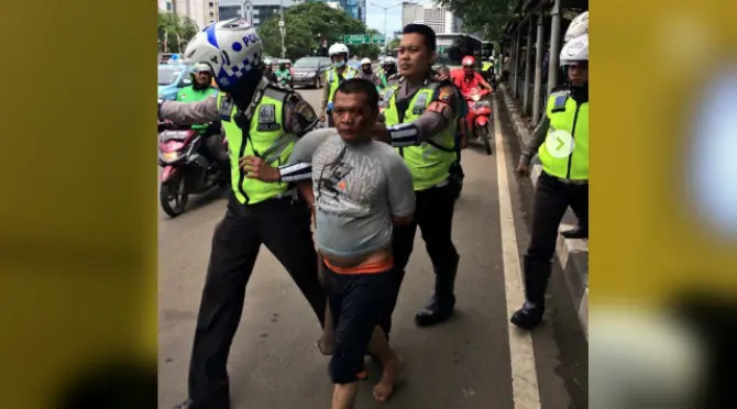 Seorang pria diduga akan serang polantas di Sudirman (Instagram TMC Polda Metro Jaya)