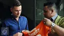 Presiden klub PBFC, Nabil Husein Said Amin (kanan) menyerahkan kaus tim kepada Shane Smeltz usai penandatanganan kontrak di Jakarta, Selasa (11/4). Shane Smeltz pemain asal Selandia Baru dan berposisi sebagai penyerang. (Liputan6.com/Helmi Fithriansyah)