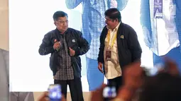 Wapres Jusuf Kalla mengenakan jaket saat menghadiri Rapat Konsolidasi Nasional Jenggala Center di Jakarta, Minggu (3/2). Acara ini untuk menyatakan dukungan serta strategi memenangkan Joko Widodo-Ma'ruf Amin pada Pilpres 2019. (Liputan6.com/Faizal Fanani)