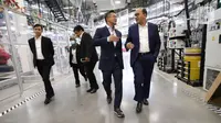 Ketua Dewan Pertimbangan Kadin Anindya Novyan Bakrie (kiri) dan Duta Besar Indonesia untuk AS Rosan Roeslani (kanan) berkunjung ke pabrik Tesla terbesar di Giga Factory Texas Amerika Serikat, Selasa (26/4/2022). Pendiri SpaceX dan Tesla Elon Musk akan mengundang Presiden Joko Widodo (Jokowi) untuk mengunjungi markas SpaceX di Texas, AS pada pada pertemuan yang dijadwalkan pada 14 Mei mendatang. (Liputan6.com/HO/Kadin) 