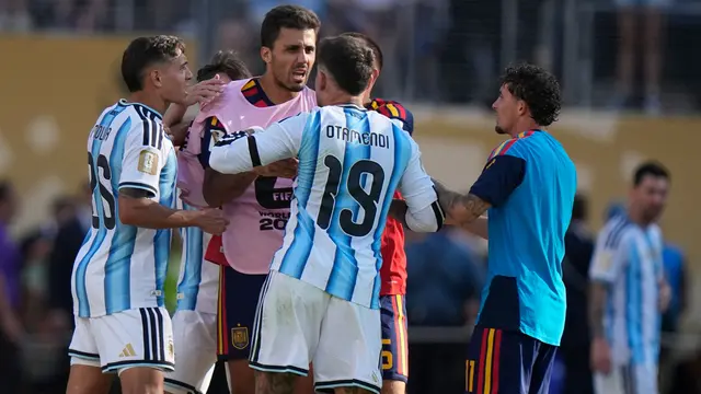 Pemain Argentina Nicolas Otamendi (19) dan Nahuel Molina (26) terlibat keributan dengan pemain Spanyol Rodri