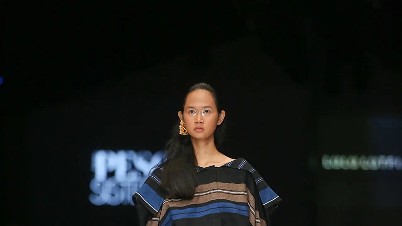 Parade apik tenun dan lurik di panggung JFW 2019