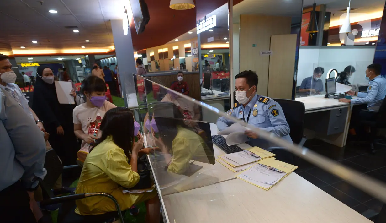 Warga antre membuat paspor di PGC, Jakarta, Jumat (1/4/2022). Gerai pelayanan paspor imigrasi yang ada di Mal dan Pusat Grosir Cililitan untuk meningkatkan pelayanan publik agar tidak mengantre berjam-jam untuk membuat paspor baru dan memperpanjang masa aktif paspor. (merdeka.com/Imam Buhori)