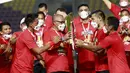 Kapten Persija Jakarta, Andritany Ardhiyasa, memberikan trofi kepada pelatih, Sudirman, usai menjuarai Piala Menpora 2021 di Stadion Manahan, Solo, Minggu (25/4/2021). (Bola.com/M Iqbal Ichsan)