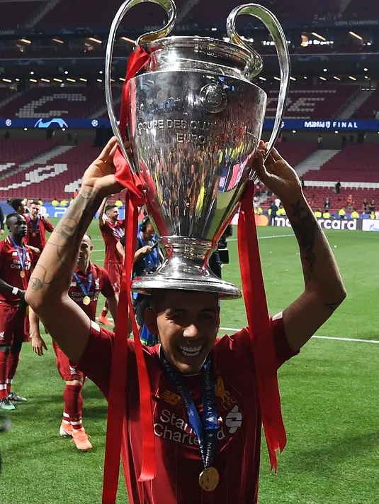 Firmino meneken kontrak tiga tahun bersama klub asal Jeddah itu.  (AFP/Paul Ellis)