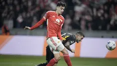 Penyerang Real Madrid Joselu mencetak gol kedua timnya melewati bek Union Berlin Diogo Leite pada matchday 6 Grup C Liga Champions 2023/2023 di Olympiastadion, Rabu (13/12/2023) WIB. (AP Photo/Markus Schreiber)