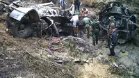 Kedua korban tewas karena tidak bisa menyelamatkan diri akibat terjepit di ruang kemudi usai truk terbalik dan meledak. (Liputan6.com/Achmad Sudarno)