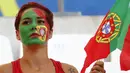 Fans cantik Portugal bersiap mendukung timnya melawan Polandia pada perempat final Piala Eropa 2016 di Stade VÈlodrome, Marseille, Prancis, (30/6/2016) dini hari WIB.  (REUTERS/Kai Pfaffenbach)