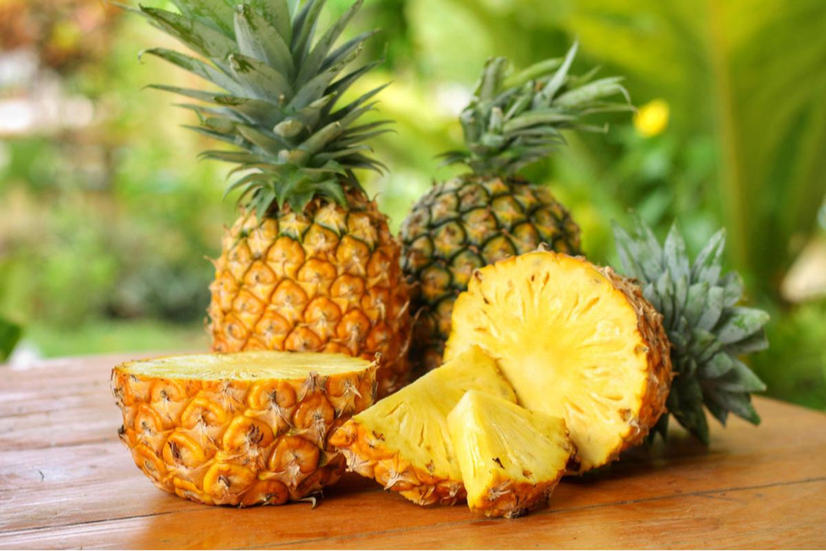 buah nanas segar kuning kupas