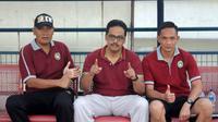 Caretaker Sragen United, Kahudi (kanan) dan manajer tim Ismu Puruhito (tengah). (Bola.com/Ronald Seger)