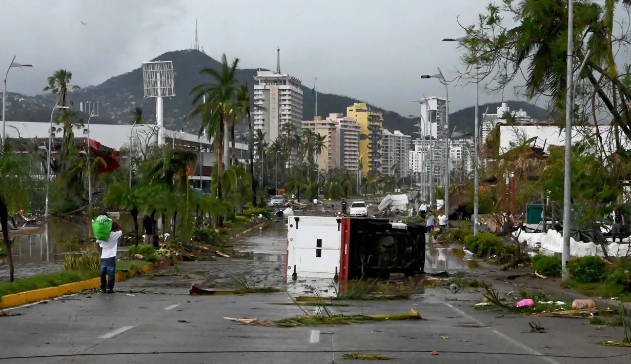 Penampakan kerusakan yang ditimbulkan Badai Otis di Acapulco, Negara Bagian Guerrero, Meksiko, pada 25 Oktober 2023. (FRANCISCO ROBLES/AFP)