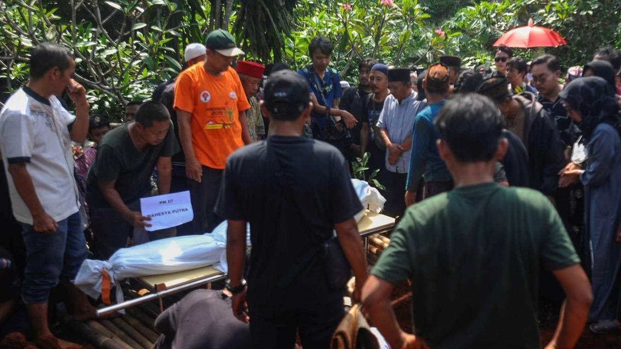Setelah dibawa ke rumah duka dan disalatkan di musala, jenazah kemudian dimakamkan di komplek pemakaman yang berada tak jauh dari rumah duka keluarga.&nbsp;Foto: merdeka.com / Arie Basuki