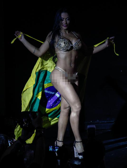 Ellen Santana dari negara bagian Rondonia, berjalan di runway setelah memenangkan kontes Miss Bumbum 2018 di Sao Paulo, Brasil, Senin (5/11). Tahun ini, kontes tersebut diikuti 15 kontestan yang bersaing untuk menjadi pemenang. (Miguel SCHINCARIOL/AFP)