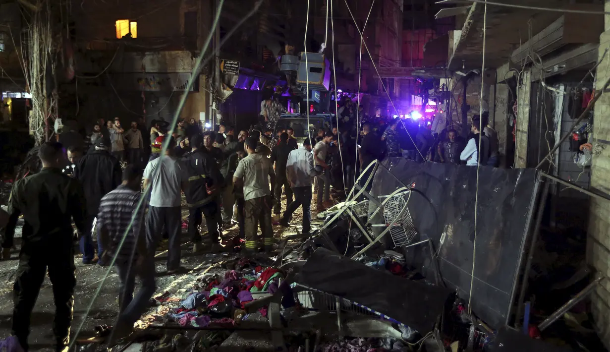 Kerusakan parah terlihat akibat dua ledakan bom di Beirut, Lebanon, Kamis (12/11). Sedikitnya 37 orang tewas dan lebih dari 181 terluka dalam ledakan bom bunuh diri ini. (REUTERS / Khalil Hassan)