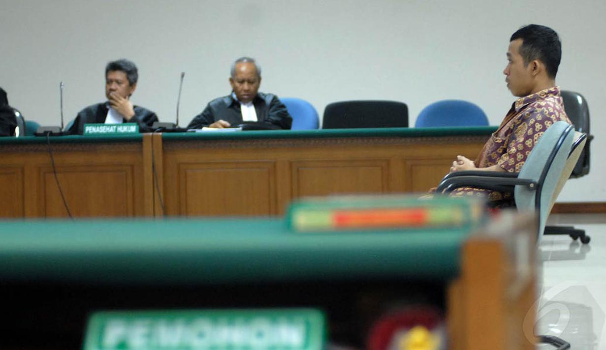 Terdakwa Hendra Saputra menjalani sidang tuntutan dari jaksa di Pengadilan Tindak Pidana Korupsi. (23/7/14) (Liputan6.com/Miftahul Hayat) 