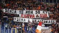 Antusias suporter AS Roma  saat mendukung timnya melawan Palermo pada lanjutan Serie A di Olimpico stadium, Roma, Senin (24/10/2016) dini hari WIB. (EPA/Riccardo Antimiani)
