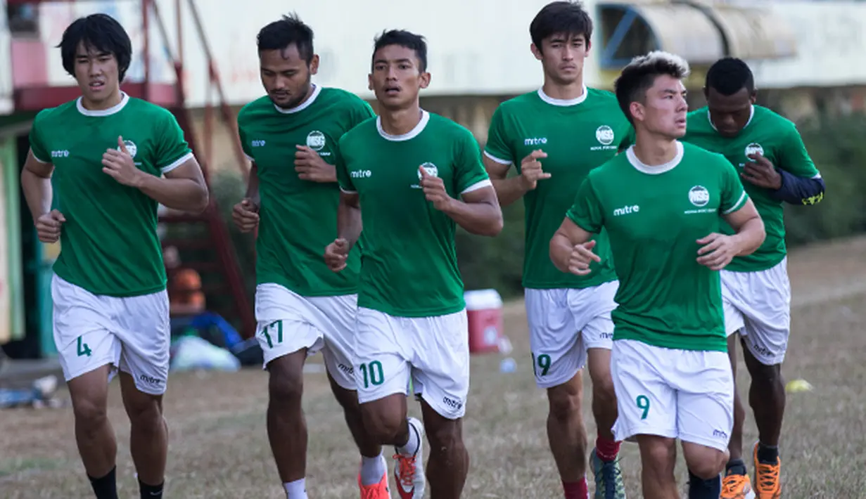 Ryuji Utomo melakukan pemanasan saat latihan bersama Munial Sports Group di Stadion Lebak Bulus, Jakarta. Ryuji sempat menjadi anggota dari Timnas Indonesia U-19 asuhan pelatih Indra Sjafri. (Bola.com/Vitalis Yogi Trisna)