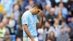 Pemain Manchester City, Rodri, tampak lesu meninggalkan lapangan usai menerima kartu merah dari wasit saat melawan Nottingham Forest pada laga Liga Inggris di Stadion Etihad, Minggu (24/9/2023). (AP Photo/Jon Super)