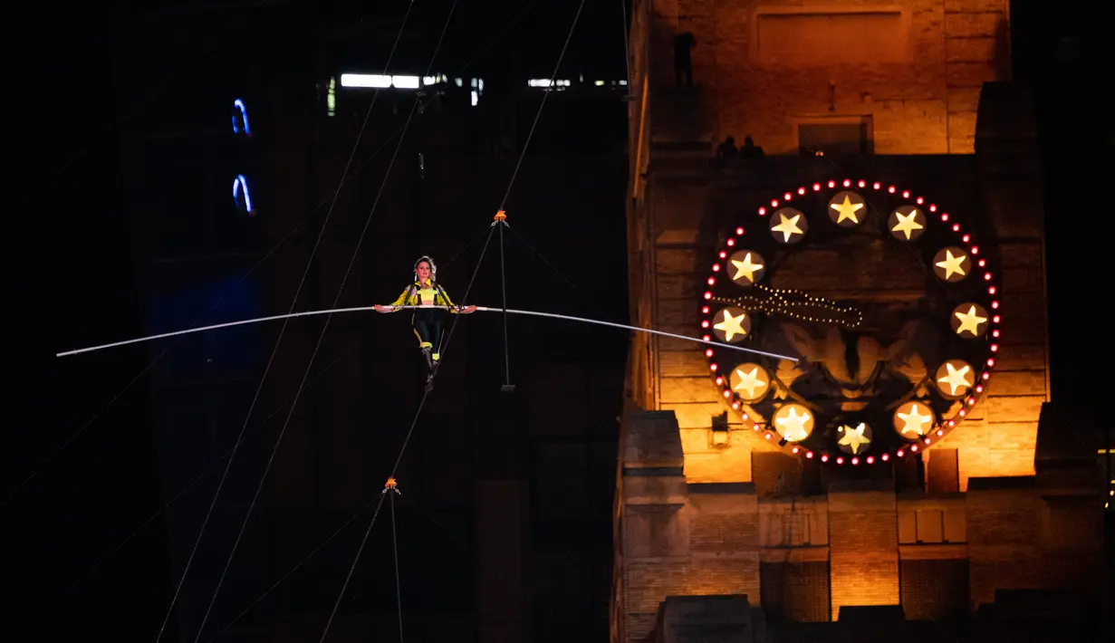 Lijana Wallenda melintasi seutas kawat di ketinggian 396 meter, Times Square, New York, AS, Minggu (23/6/2019). Aksi Lijana, dan saudara laki-lakinya Nik Wallenda mendapat perhatian yang sangat luas di Amerika bahkan di belahan dunia lainnya. (Johannes EISELE/AFP)