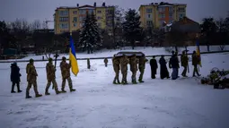 Tentara membawa peti mati Yevhen Zapotichnyi, seorang prajurit militer Ukraina yang terbunuh di bagian timur negara itu, saat pemakamannya di Lviv, Ukraina, 7 Februari 2023. Memasuki hari ke-350 invasi Rusia ke Ukraina, korban jiwa terus berjatuhan di antara kedua belah pihak yang berseteru. (AP Photo/Emilio Morenatti)