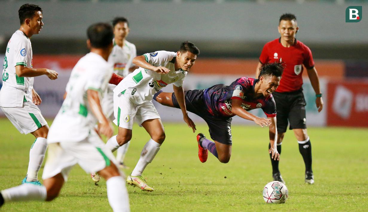 Pemain Rans Nusantara FC, Ady Setiawan, terjatuh saat berusaha melewati pemain PSS Sleman pada laga BRI Liga 1 di Stadion Pakansari, Bogor, Jumat (29/7/2022). (Bola.com/M Iqbal Ichsan)