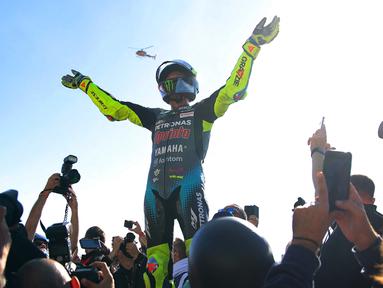 Setelah mengaspal di ajang Grand Prix selama 26 tahun, Valentino Rossi akhirnya mengucapkan selamat tinggal kepada olahraga yang sangat dicintainya, belahan jiwanya. Dia memutuskan pensiun di usia 42 tahun. (AFP/Jose Jordan)
