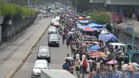 Meski telah mengisi data, para pedagang lebih memilih berjualan di trotoar dan setengah badan jalan karena tak ada bukti resmi dari PD Pasar Jaya, Pasar Senen, Jakarta, Selasa (29/4/2014) (Liputan6.com/Johan Tallo).