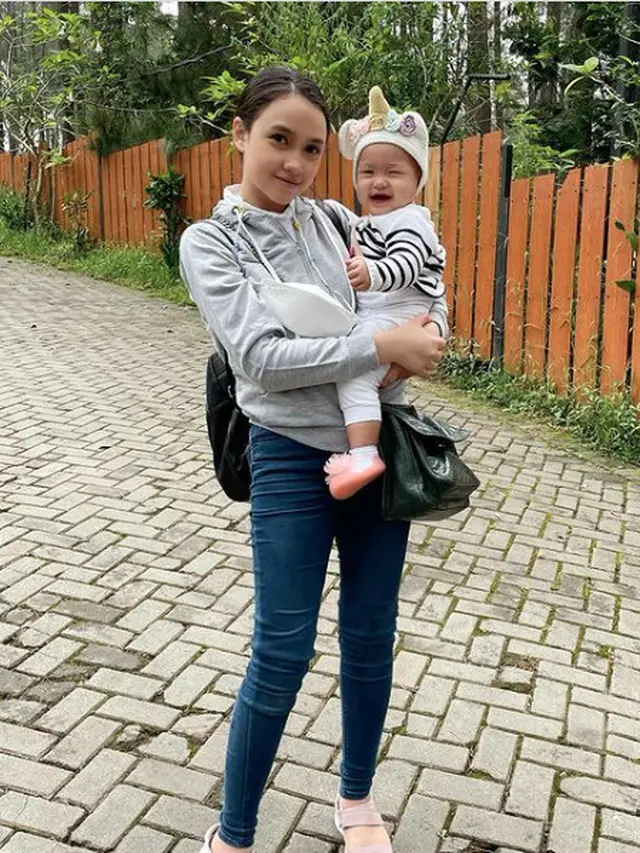 Bintang FTV Anjani Dina bersama anaknya