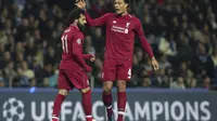 Bek Liverpool, Virgil van Dijk (kanan), mencoba menenangkan rekan setimnya, Mohamed Salah. (AP Photo/Luis Vieira)