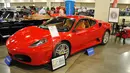 Sebuah mobil Ferrari F430 yang pernah menjadi milik Presiden Donald Trump dipamerkan oleh Auctions America di Florida, 31 Maret 2017. Mobil yang dilelang pada 1 April kemarin itu terjual seharga 270.000 dolar AS atau sekitar Rp3,6 miliar (LEILA MACOR/AFP)