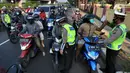 Petugas memeriksa identitas pengendara dalam rangka Pemberlakuan Pembatasan Kegiatan Masyarakat (PPKM) Darurat di pos penyekatan Pasar Jumat, Jakarta, Sabtu (3/7/2021). Polda Metro Jaya menyiapkan 63 titik penyekatan selama penerapan PPKM Darurat di Jakarta dan sekitarnya. (merdeka.com/Arie Basuki)