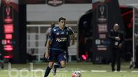 Esteban Vizcarra saat beraksi pada laga final Piala Presiden 2017 di Stadion Pakansari, (12/3/2017). Arema keluar sebagai juara setelah menang 5-1. (Bola.com/Nicklas Hanoatubun)