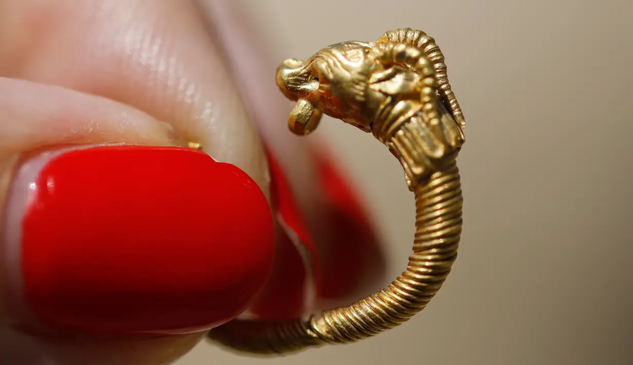 Arkeolog Israel menunjukkan anting emas langka yang ditemukan di situs arkeologi Kota Daud, Yerusalem Timur, Rabu (8/8). Para ahli menilai bahwa anting tersebut dibuat menggunakan teknik kerawang. (MENAHEM KAHANA/AFP)