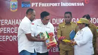 Direktur & EVP Sustainable Development PTFI Claus Wamafma menyerahkan 3.000 paket bantuan penurunan stunting kepada Pj Gubernur Papua Tengah, Ribka Haluk di Mimika. (Liputan6.com/Katharina Janur/PTFI)