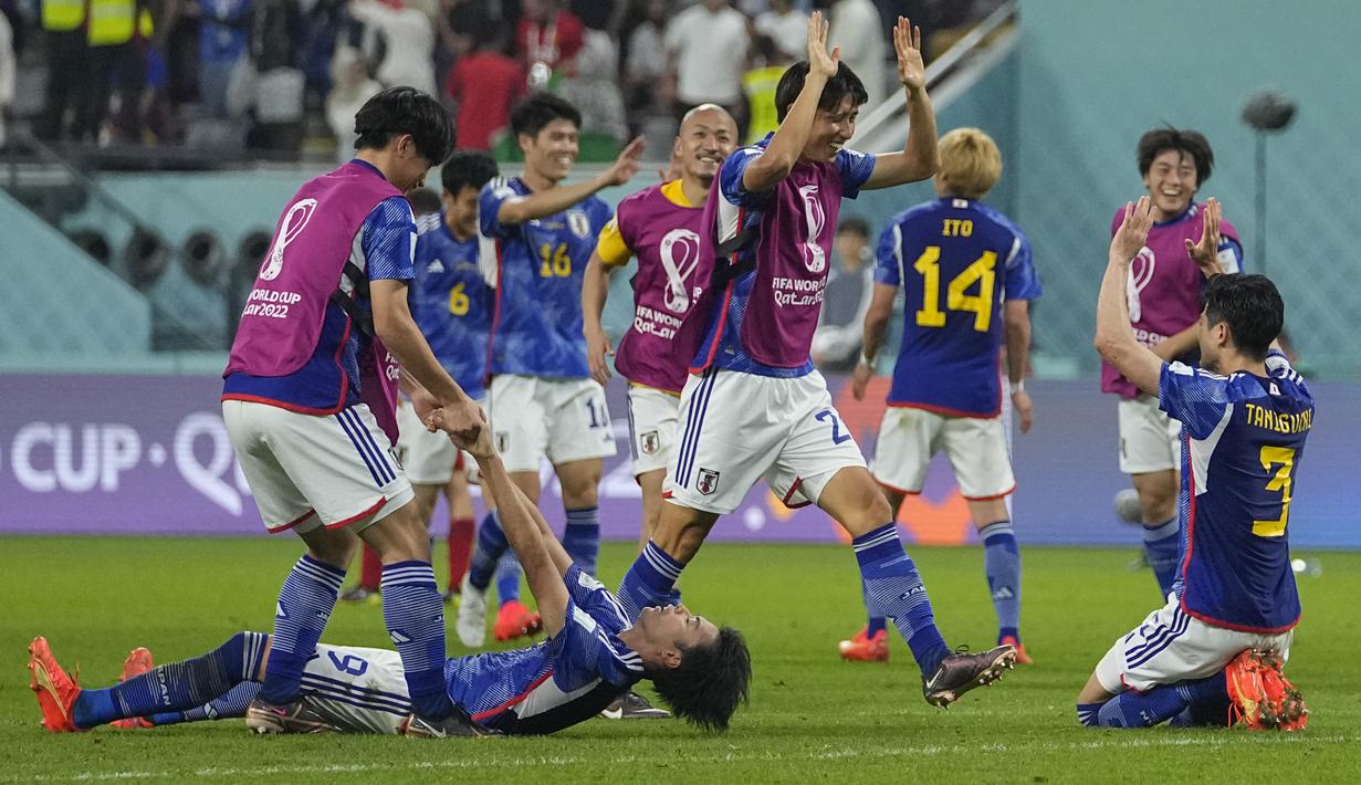 <p>Skor 2-1 bertahan hingga laga usai. Jepang menang atas Spanyol saat matchday ketiga Grup E dan lolos ke babak 16 Besar Piala Dunia 2022 sebagai pemuncak klasemen. Samurai Biru nantinya akan berjumpa dengan Kroasia sebagai runner up Grup F. Sementara Spanyol akan berhadapan dengan Maroko. (AP/Julio Cortez)</p>