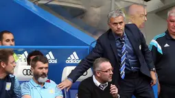 Pelatih Chelsea, Jose Mourinho (kanan), menyentuh Roy Keane (pelatih Aston Villa - kedua dari kiri) saat kedua tim berlaga di Stadion Stamford Bridge, London, (27/9/2014). (REUTERS/Paul Hackett)